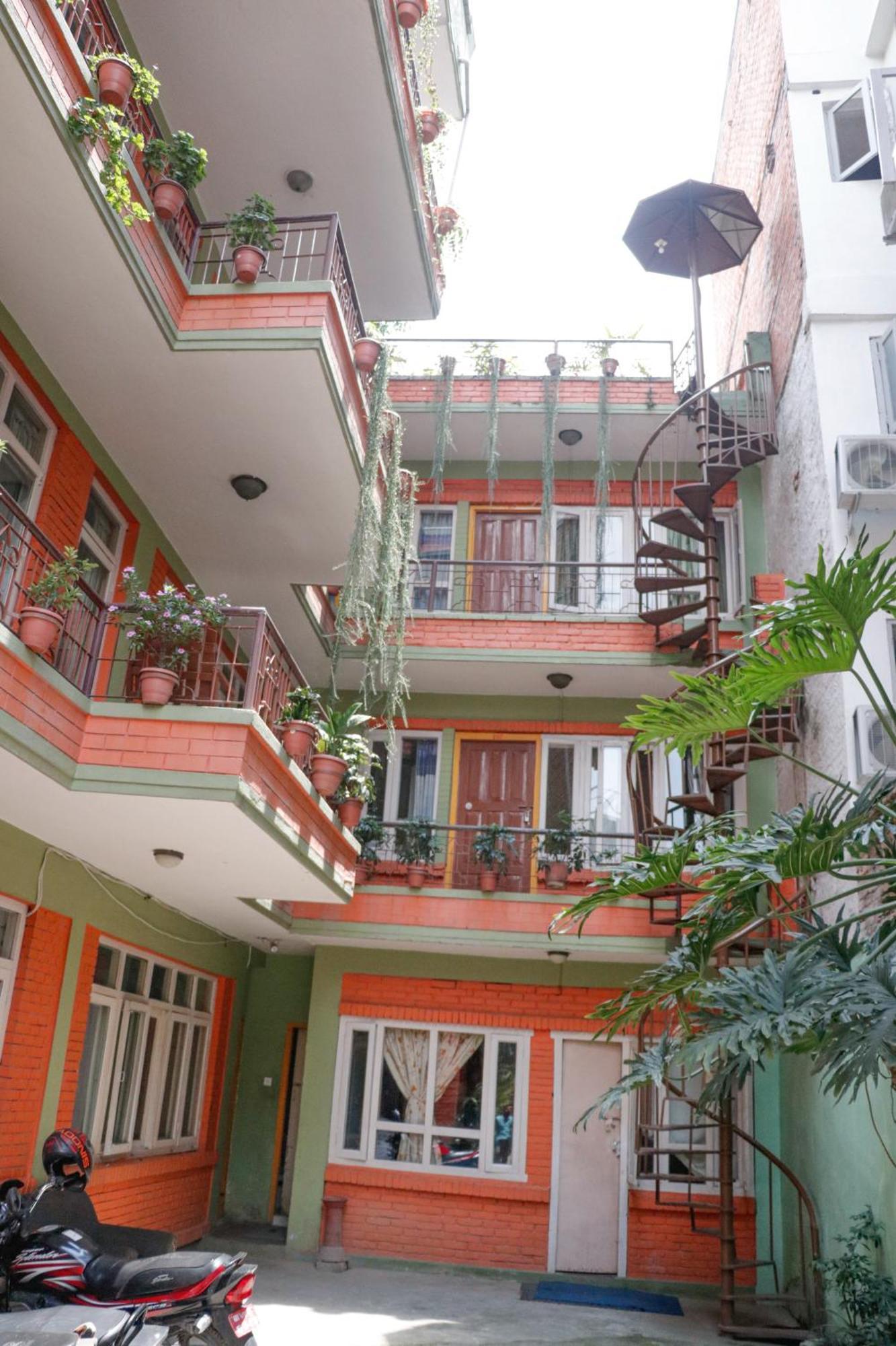 Hotel Backpackers Inn Катманду Экстерьер фото