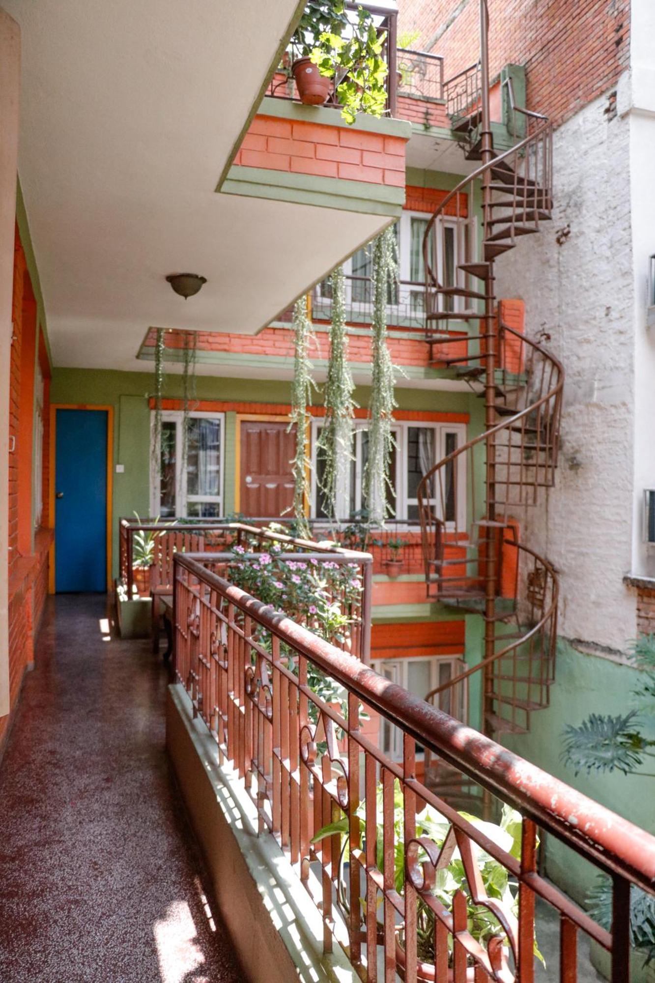 Hotel Backpackers Inn Катманду Экстерьер фото